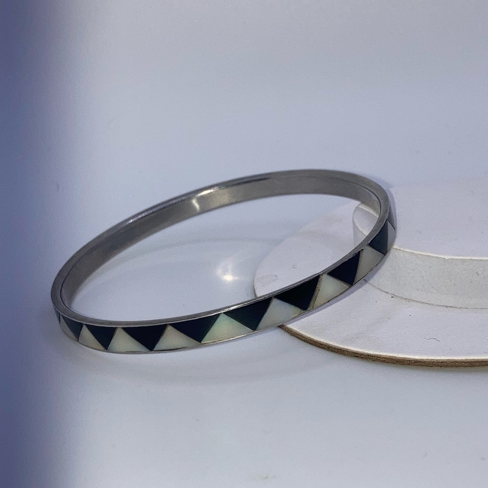Vtg MOP Mother Of Pearl & Onyx Triangle Inlay Silver Tone Bangle 8” C / 2.5” D - Picture 2 of 5